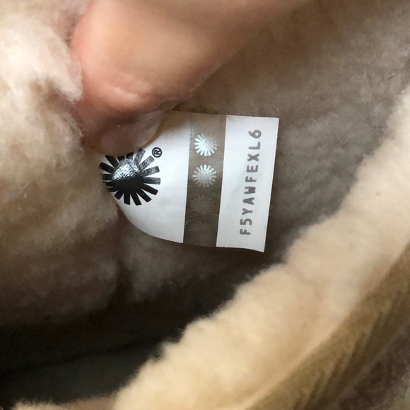 UGG Classic Short II Glitter Gold Boots 1111852K Kids Girls Size US 6 - Picture 14 of 14